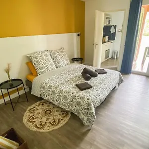 Appartement Joli 27m2 Terre D'ocre En Village En Camargue, Arles